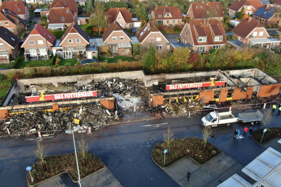 Aus der Luft ist das ganze Ausmaß der Zerstörung zu sehen. Vom Tierfachmarkt stehen nur noch die Mauern.
