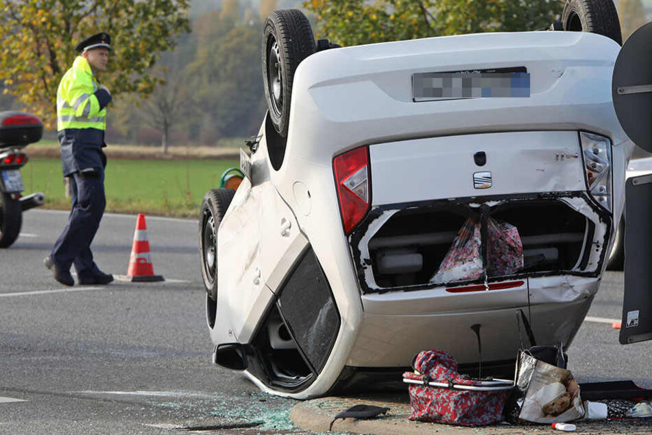Die Seat-Fahrerin übersah die rote Ampel: Ein anderes Auto krachte in den Seat. Dieser überschlug sich.