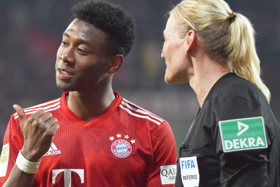 David Alaba (l.) vom FC Bayern München im Gespräch mit Schiedsrichterin Bibiana Steinhaus (r.).