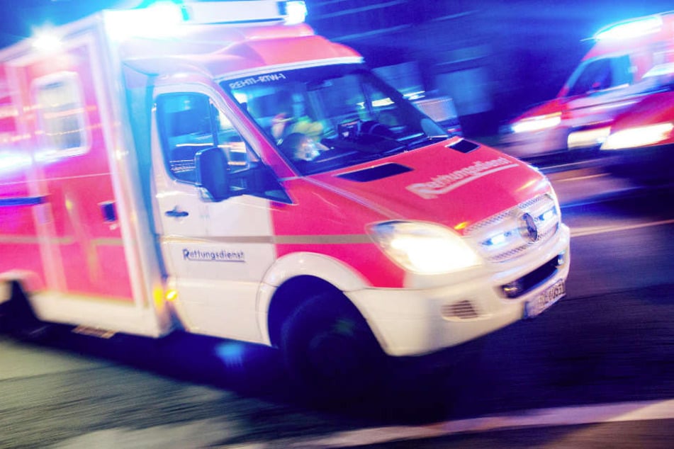 Die 19-Jährige musste in eine Klinik gebracht werden. (Symbolbild)