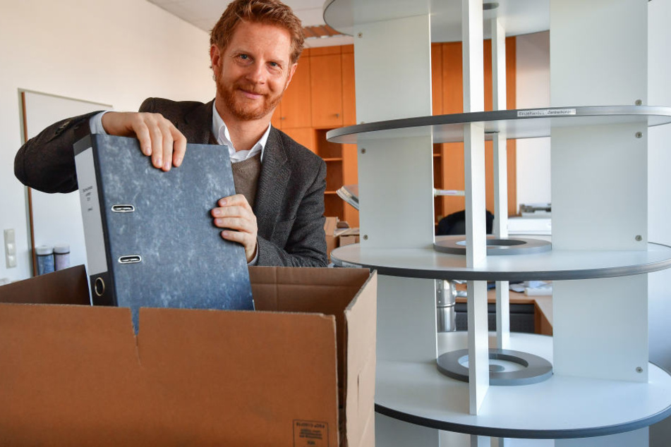 Auch Baudezernent Michael Stötzer (45, Grüne) packte am Mittwoch die letzten Umzugskartons. Das Hochbauamt zieht bis Freitag um.