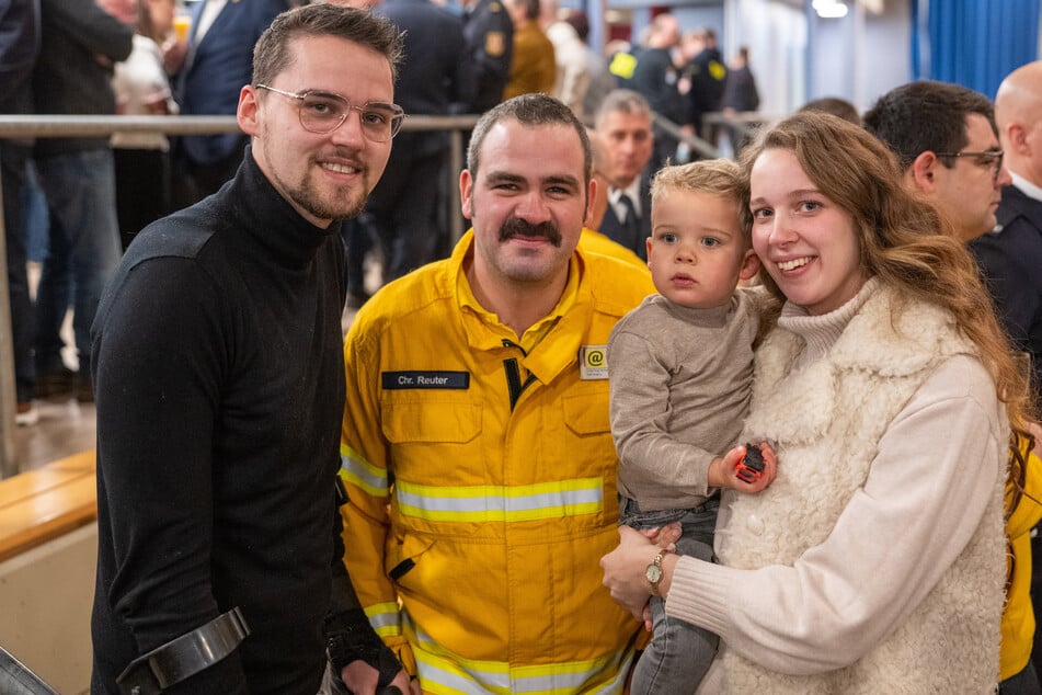 Feuerwehrmann Christoph Reuter (M), hier mit Mark Visser (l.), Edi Hoefnagel-Visser und Sohn Jamie, war an der Rettung der Familie beteiligt, die im August 2024 beim Einsturz eines Hotel an der Mosel verschüttet wurde.