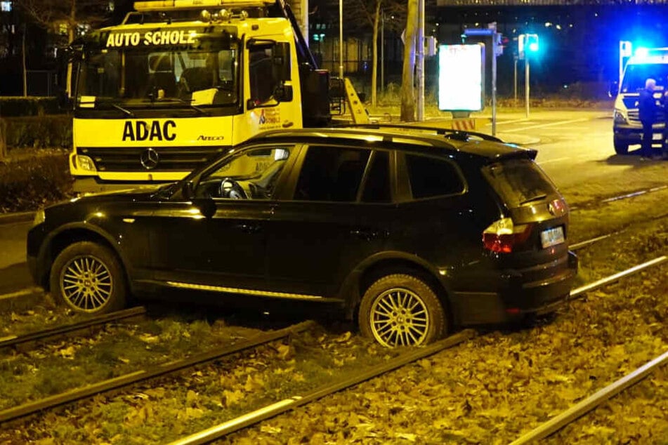 Das Auto landete mitten auf den Gleisen.