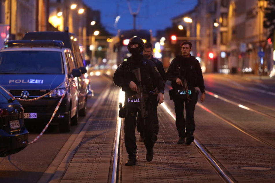 Schwer bewaffnete Beamte waren auf der Georg-Schumann-Straße im Einsatz.