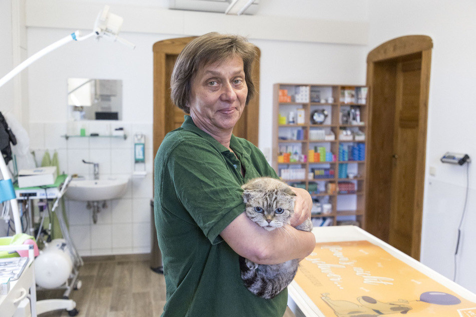Tierärztin Katja Niekler (56) mit Patientin Lisa "schrubbt" neun Notdienste im Jahr. Delegieren kann sie nicht. Sie ist allein in der Praxis.