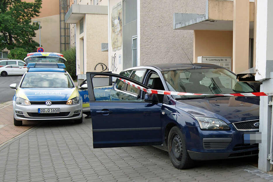 Die Polizei untersucht das Fluchtauto.