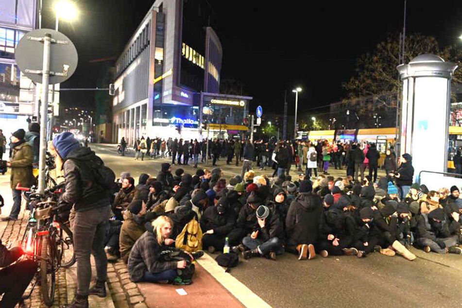 Auch im Bereich Dr.-Külz-Ring / Waisenhausstraße hatte sich eine Sitzblockade gebildet.