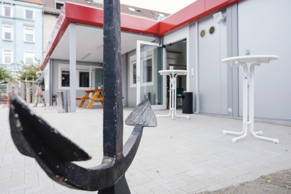 Ein Anker steht vor dem Café Anker, einem alternativen Aufenthaltsort für Alkoholsüchtige.