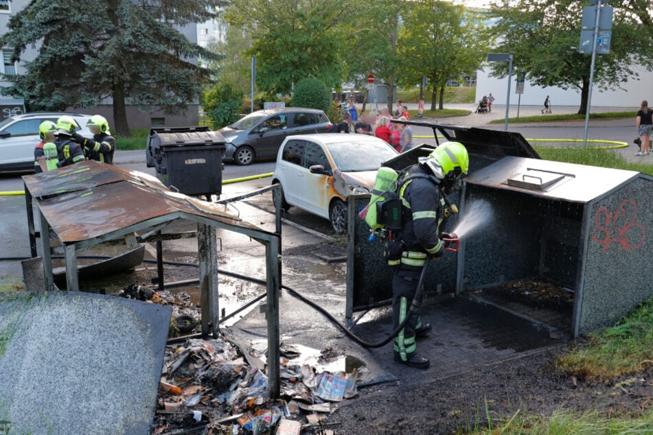 Mehrere Container brannten komplett aus.