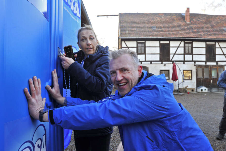 Die R.SA-Moderatoren Katja Möckel und Uwe Fischer prüfen stets, ob die Tür auch wirklich zugeht. Nur dann zählt der Versuch!