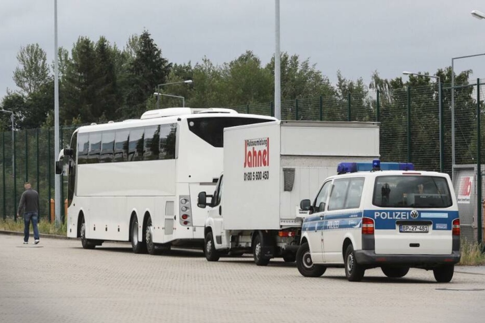 Am Flughafen Dresden wartete schon ein Bus auf die Mannschaft aus Paris.