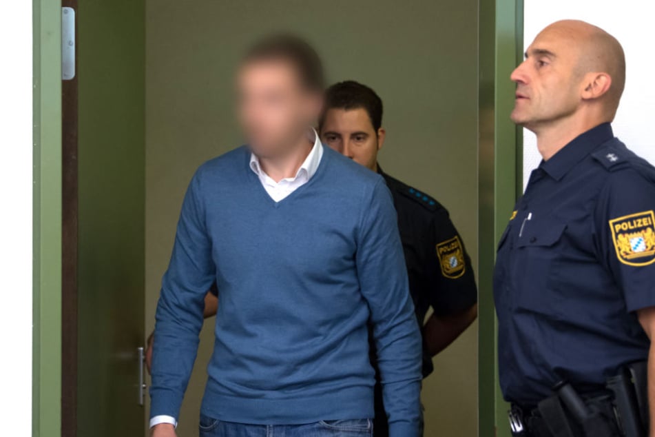 Der 33-jährige Angeklagte wird vor Prozessbeginn in den Verhandlungssaal geführt.