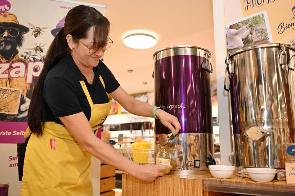 Marktleiterin Jasmin Bartusch (40) zapft sich ein Glas Landhonig.