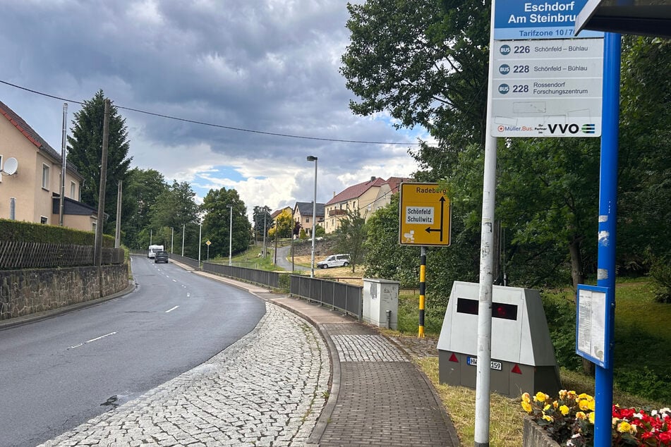 Als würde der Blitzer an der Haltestelle "Am Steinbruch" auf die VVO-Busse warten, wurde das Gerät im Kurvenbereich positioniert.