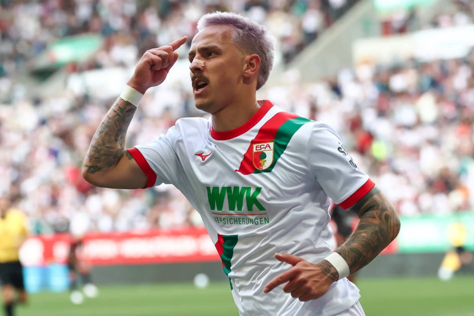 Mit dem Kopf hat Philip Tietz den Führungstreffer für die Augsburger nicht erzielt, aber vielleicht will er die Fans in der WWK Arena auch nur auf seine außergewöhnliche Frisur hinweisen.