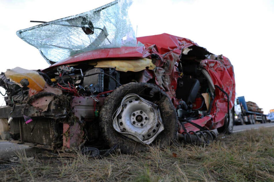 Nach dem tödlichen Zusammenstoß landete der schwer beschädigte Wagen im Graben.