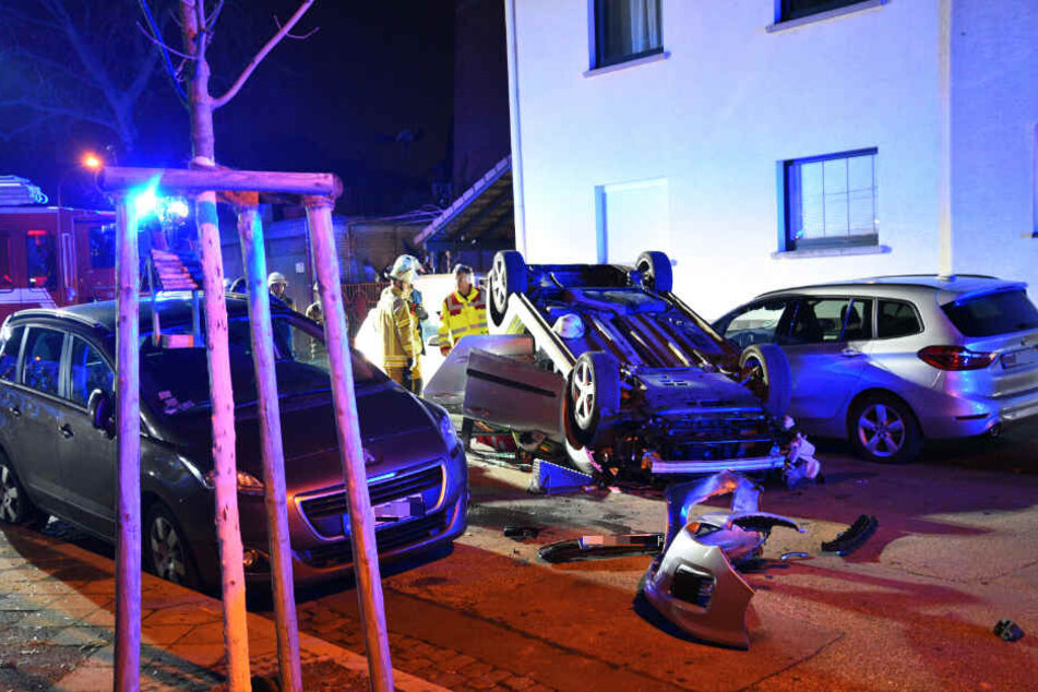 Das Auto liegt auf dem Dach auf der Straße.