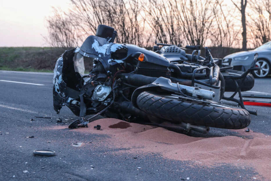 Der Fahrer des Motorrads überlebte den Zusammenstoß nicht.
