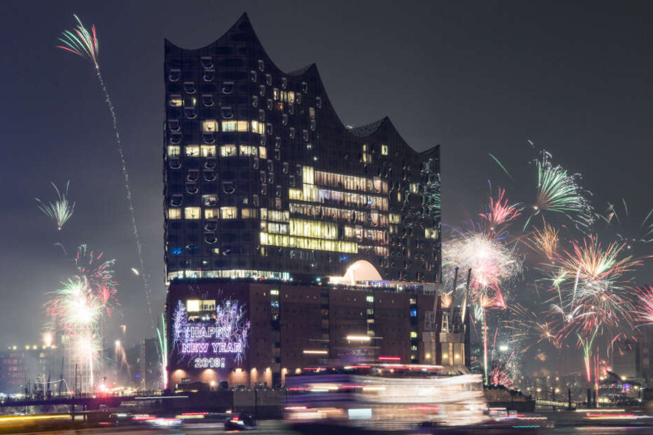 Feuerwerkskörper explodieren zum Jahreswechsel 2018 um die Elbphilharmonie.
