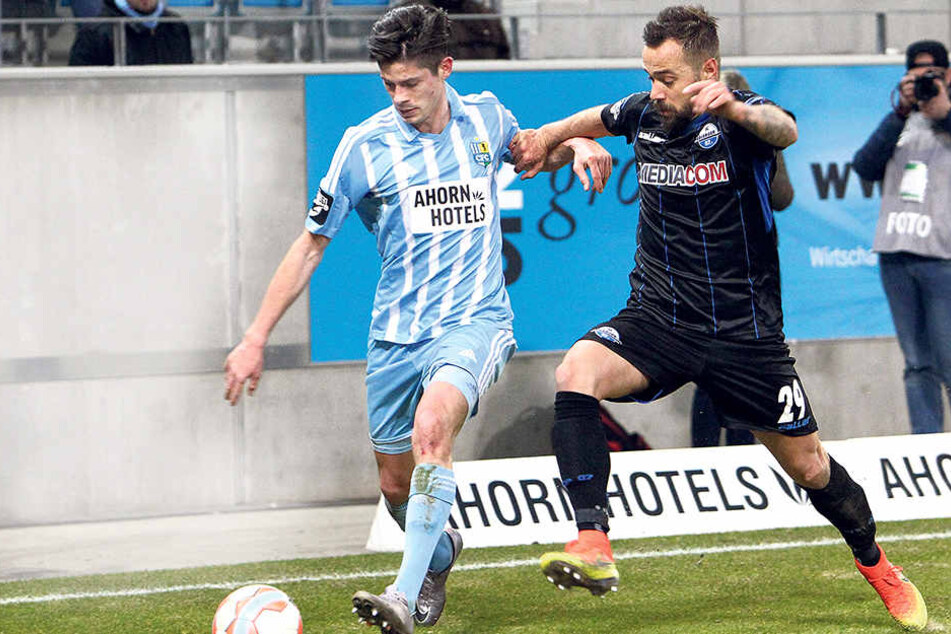 Für Dennis Mast (l., gegen Paderborns Sebastian Heidinger) geht es nach einem turbulenten Jahr und 35 Drittligaeinsätzen für den CFC zurück nach Bielefeld.