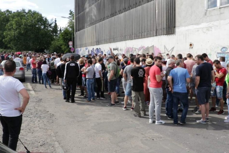 Rund 4000 rumänischen Wählern standen gerade einmal sechs Wahlkabinen zur Verfügung.