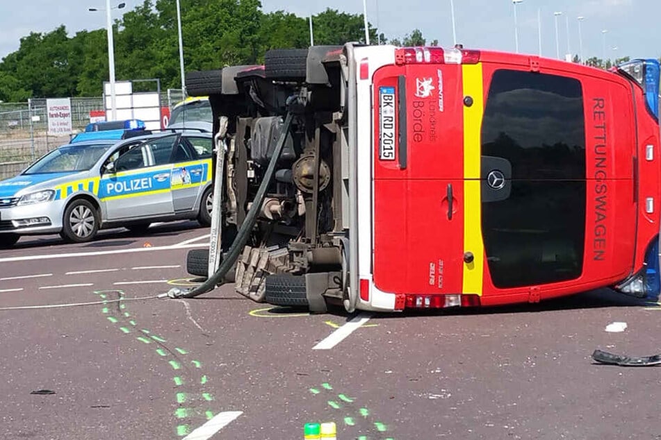 Der Rettungswagen liegt nach dem Unfall auf der Seite.