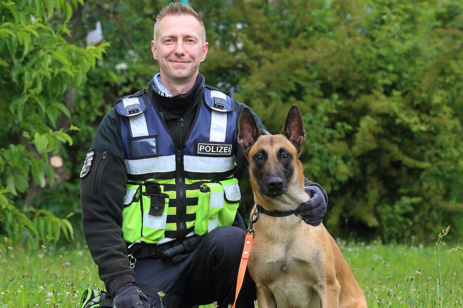 Polizeihauptmeister Thomas Bode (39) mit seinem belgischen Schäferhund "Magic" (4) .