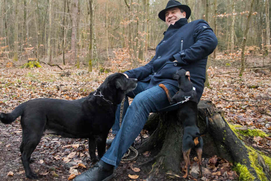 Das Bild zeigt Markus Söder mit seinen Hunden Fanny und Bella im Jahr 2018.