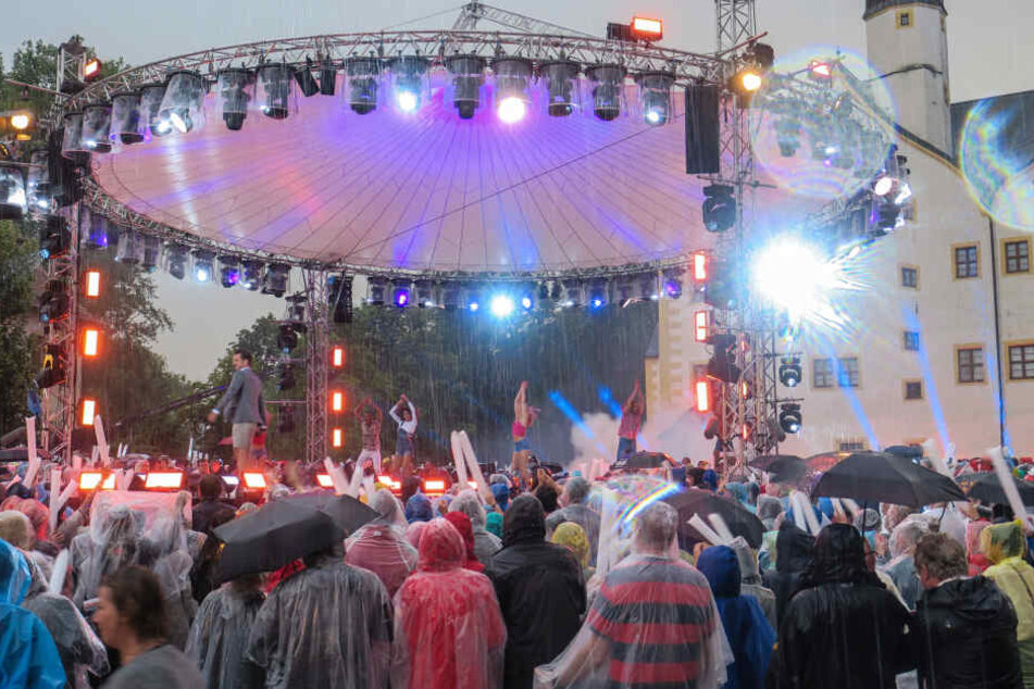 Die Aufzeichnung für "Die Schlager des Sommers" musste dieses Jahr unterbrochen werden: Ein Unwetter machte Künstlern und Fans einen Strich durch die Party-Rechnung.