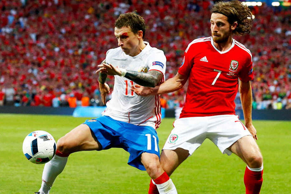 Pavel Mamaev (l.) bei der EM 2016 im Duell mit dem Waliser Joe Allen. Mamaev kommt auf 15 Länderspiele und 371 Partien für ZSKA und Torpedo Moskau sowie den FK Krasnodar, in denen er 46 Tore erzielte und 43 Treffer direkt vorbereitete.