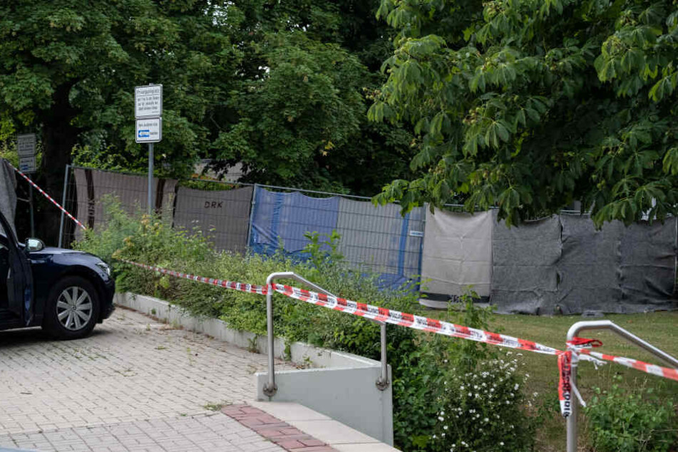 Vor dem Tatort wurde ein Sichtschutz aufgebaut.