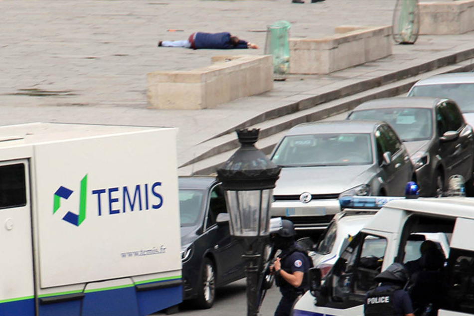 Hier liegt der vermeintliche Angreifer, nachdem er von einem der Polizisten angeschossen wurde.
