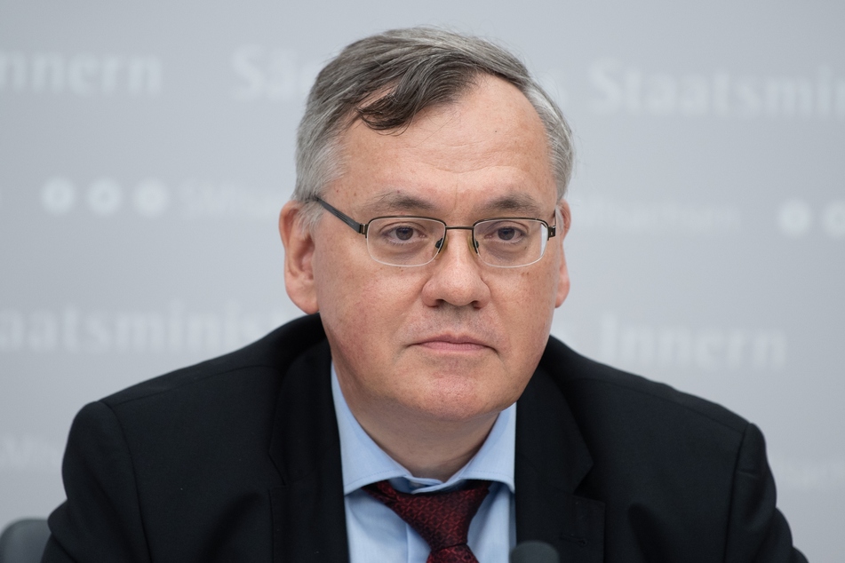 Dirk-Martin Christian, der neue Präsident des Landesamtes für Verfassungsschutz (LfV), bei einer Pressekonferenz im sächsischen Innenministerium.