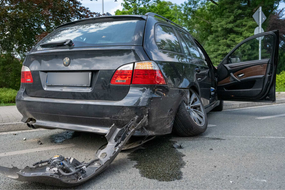 Der BMW landete durch die Wucht des Zusammenstoßes teilweise auf dem Fußweg.