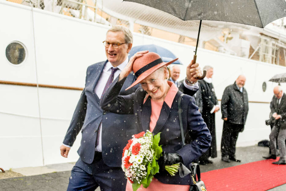 Bei Regen kommt Königin Margrethe II. in Flensburg an und geht an Land.