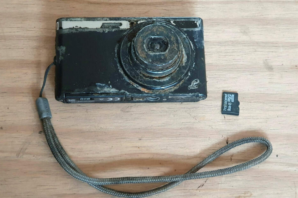 Überraschend ist die Speicherkarte noch intakt - sie enthält 200 Fotos.