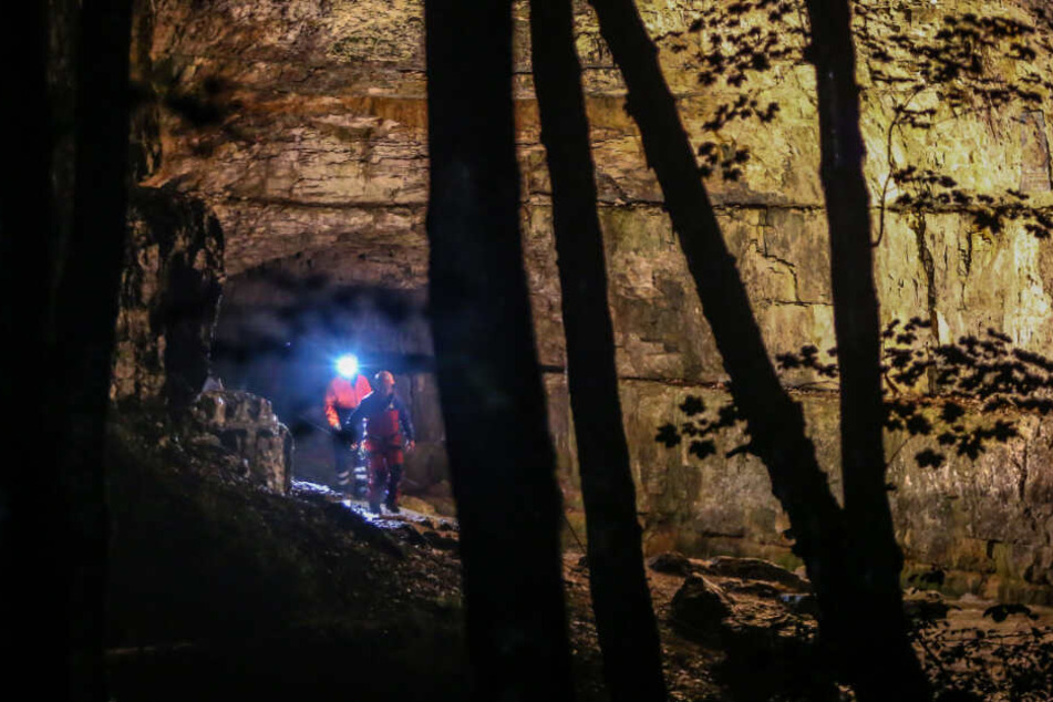 In der Falkensteiner Höhle in Baden-Württemberg sind zwei Menschen von ansteigenden Wassermassen überrascht und dadurch eingeschlossen worden.