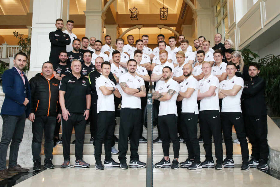 Teamfoto zum Abschied: Aus wettertechnischen Gründen musste die FCE-Truppe im Titanic DeLuxe Golf Resort posieren.
