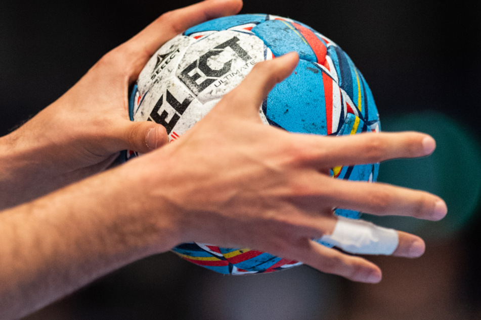 Der Aufsichtsratschef von Handball-Bundesligist HC Erlangen hält das Corona-Konzept bei der WM für einen "Witz". (Symbolbild)