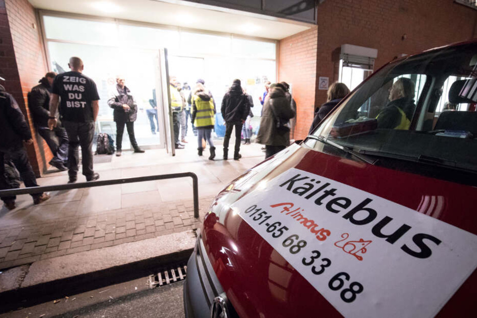 Der Kältebus steht vor einer Unterkunft.