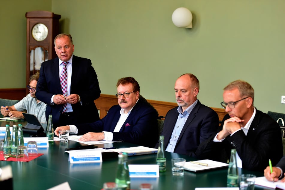 Die Pressekonferenz zur Zukunft der Automobilregion Zwickau hatte am Montag im dortigen Landratsamt für großes Medieninteresse gesorgt.