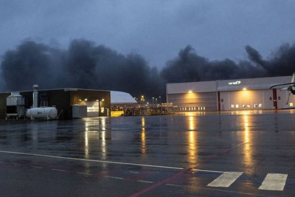 Bilder zeigen dichte Rauchwolken über dem Flughafen Stavanger.