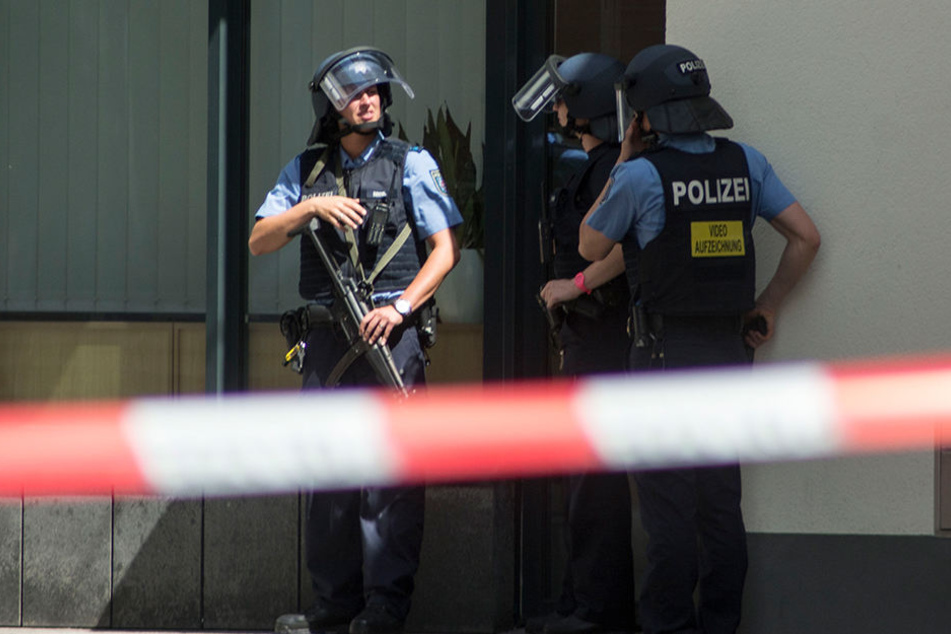 Schwer bewaffnete Polizisten riegelten den Innenstadtbereich von Erfurt ab.