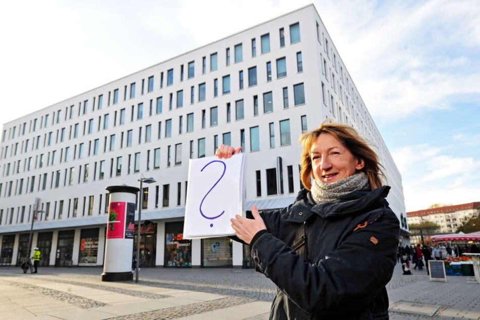 Was ist das? Gästeführerin Grit Linke (58) gibt auch waschechten Chemnitzern so manches Rätsel auf.