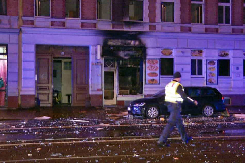 Die Georg-Schumann-Straße glich zwei Stunden vor dem Jahreswechsel einem Trümmerfeld.