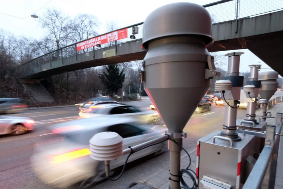 Das Neckartor bleibt eine Problemkreuzung: Am Mittwoch wurden dort 75 Mikrogramm Feinstaub pro Kubikmeter Luft gemessen. (Archivbild)