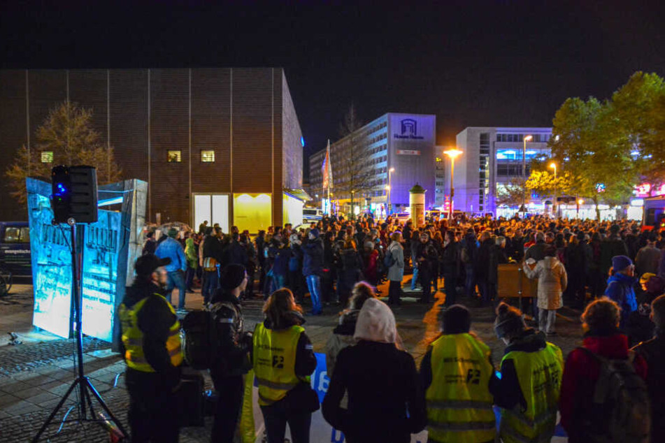 An der Gegendemonstration nahmen etwas weniger Menschen teil.