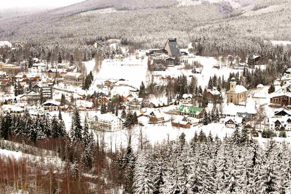 Der verschneite Wintersportort Harrachov.