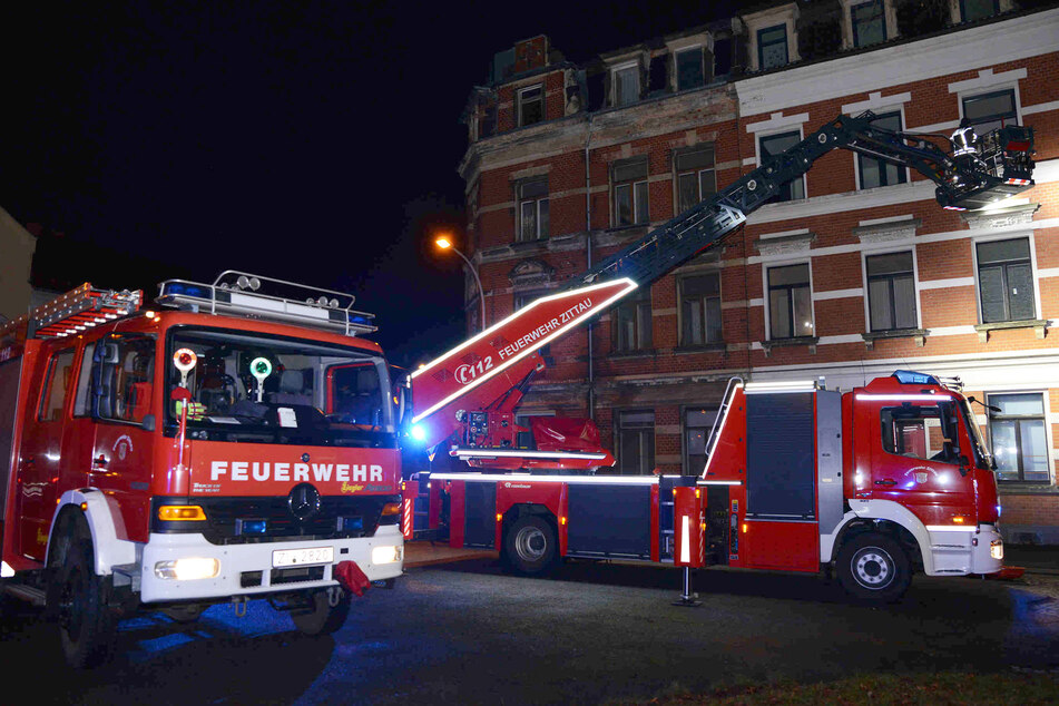 Die Zittauer Feuerwehr rückte mit insgesamt fünf Einsatzwagen an, unter anderem dem Drehleiterfahrzeug.