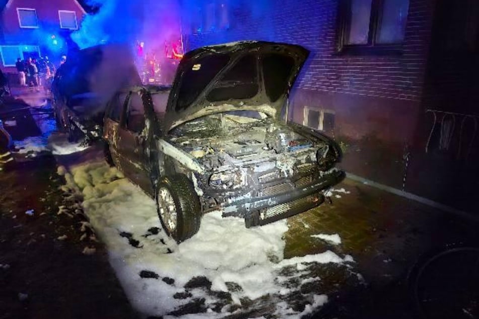 Aus noch unbekannter Ursache sind in der Nacht zu Sonntag zwei Autos in Stade in Flammen aufgegangen.